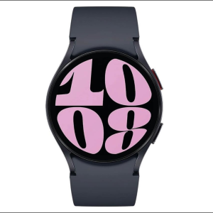 Smartwatch Samsung Galaxy R930 graphite 40mm, écran noir affiche 10:08 en rose gras ; bracelet visible ; prix 319€.