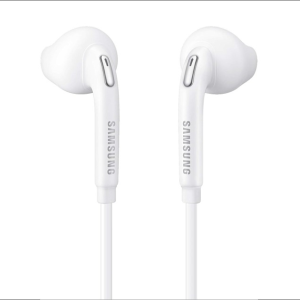 Deux écouteurs filaires SAMSUNG EG920 blancs côte à côte sur fond blanc, " SAMSUNG " inscrit sur chaque tige.