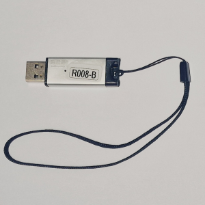 LECTEUR DE CARTE MICRO SD VERS USB avec sangle noire sur fond clair, accessoire informatique disponible à Saint-Georges-de-l'Oyapock.