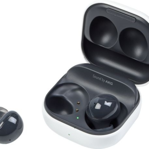 Une paire d'écouteurs sans fil Samsung Galaxy Buds2 Graphite, l'un dans un étui blanc Sound by AKG, présenté pour l'identification du produit.